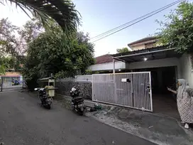 Rumah Dekat Stadion Manahan Lahan Luas Lokasi Strategis