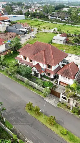Dijual Rumah Mewah Lokasi Premium di Jl. Utama Puncak Tidar, Malang