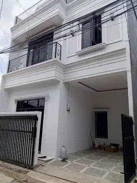 siap huni 2,5 Lantai pinggir jln Jagakarsa Jakael