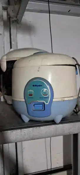 Rice cooker pemasak nasi miyako mcm 606 b