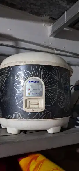 Rice cooker pemasak nasi miyako mcm 528 1.8 liter