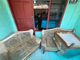 Tiga sofa bekas
