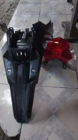 Spakbor belakang dan mika lampu