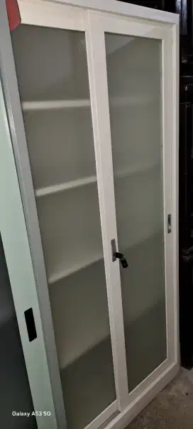 Lemari besi kaca informa