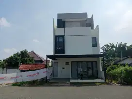 Dijual Cash Rumah Mewah 4 Kamar Tidur Dekat Stasiun MRT Lebak Bulus