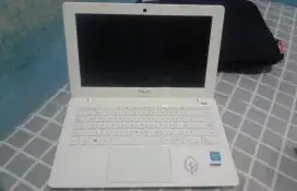 Notebook Asus Putih