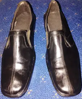 Sepatu Kasual Hitam (Kulit Asli)