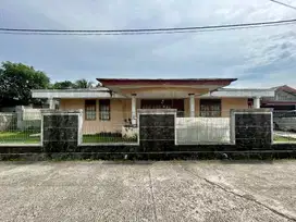 Rumah besar halaman luas dan adem