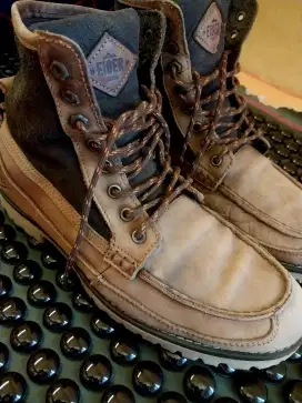 Sepatu boot Eiger 43
