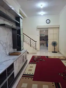 Di jual rumah 2 lantai di Perumahan Royal Residence