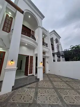 RUMAH BARU Konsep Classic Dalam Komplek di Duren Sawit Jakarta Timur