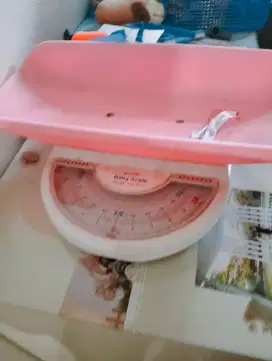 Timbangan bayi warna pink