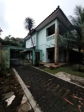 Rumah Mewah nan Tenang, muat 10 mobil
