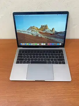 Macbook Pro 13 inch 2016 8/512gb intel core i5 minus