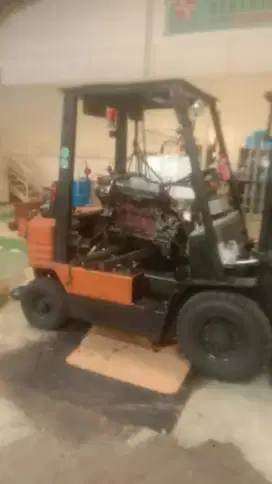 Di cari operator forklift berpengalaman