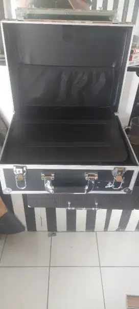 Dijual bekas seperti baru koper box