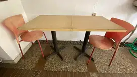 Satu Set Kursi dan Meja