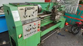 Mesin bubut C6240 x 1300 mm