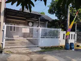 Rumah depan taman dan mushola Vila rizki ilhami tangerang