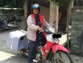 KURIR SNACK KE WARUNG-WARUNG
