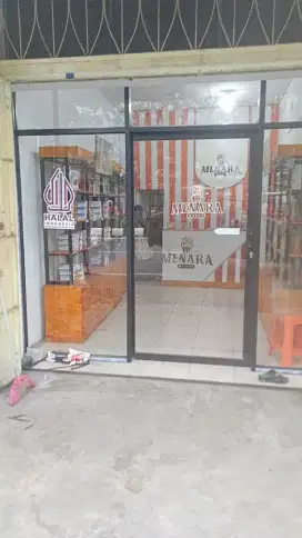 Pintu kaca sekat kaca