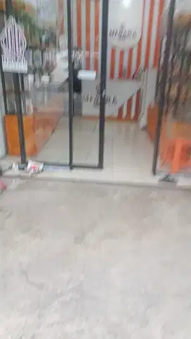 Pintu kaca sekat kaca