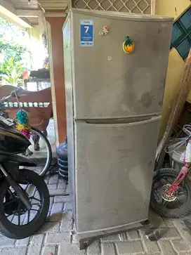 Di jual kulkas Aqua 2 pintu