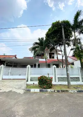 Hunian Terawat dengan Halaman Belakang di Cinere