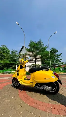 Vespa gts 150 iget 2021 kuning