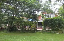 Villa Pinggir jalan Raya Propinsi , Vintage . Strategis .