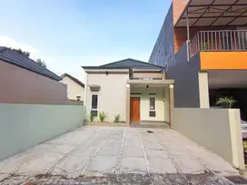 DIJUAL RUMAH SIAP HUNI DEKAT KAMPUS UII JAKAL 725JT NEGO