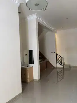 Disewakan, Rumah Rapih Siap Huni 2Lt Di Danau Indah, Nego