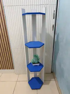 Rak susun sudut ruangan rak foto dan vas