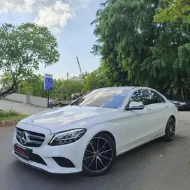 MERCEDES-BENZ C200 EQBOOST AVG 2019  WHITE ON BLACK @mercyc200