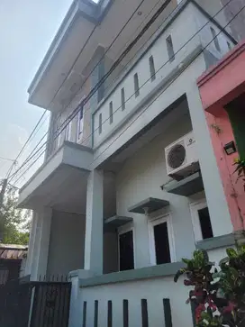 Rumah 2 Lantai , kompleks permata depok , semi furnish .Dijual cepat