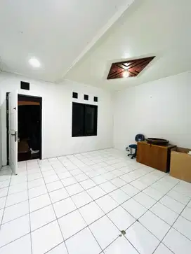 Rumah minimalis di komplek dengan fasilitas lengkap, dijual cepat