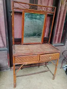Meja rias warna coklat
