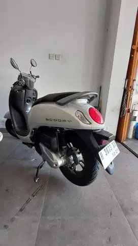 Scoopy 2022 White