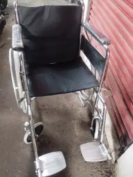 Kursi roda bekas siap pakai