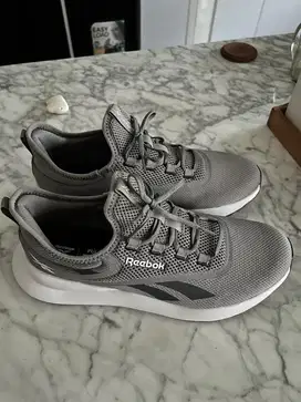 Sepatu reebok pria baru, authentic
