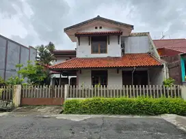 Dikontrakkan per bulan rumah 2 lantai di Perumahan Barata