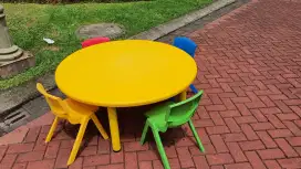 Meja Belajar Anak + 4 kursi ( merk Informa )