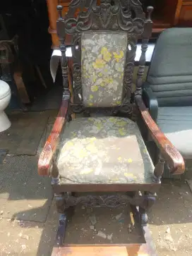 Kursi goyang dari kayu jati