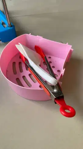 Tempat makan, kotak makan, sendok dan alat masak