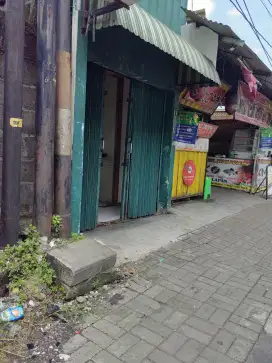 Di kontrakan kios di dekat flyover jombor.