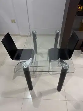 Meja makan kaca