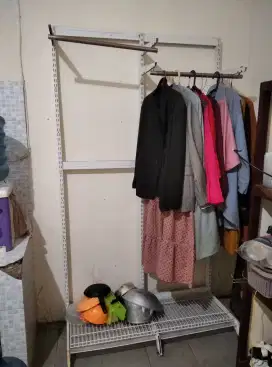 Gantungan dan rak baju dari besi