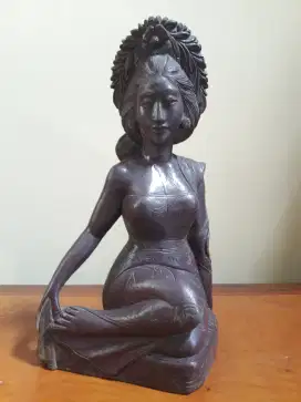 Patung Kayu Jadul Wanita Duduk