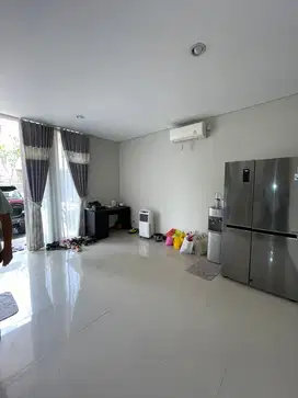 Adem Hadap Selatan Rumah di GreenLake Citraland Surabaya