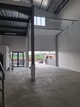 J Di isewakan gudang baru taman tekno bsd city  lt 180 m2